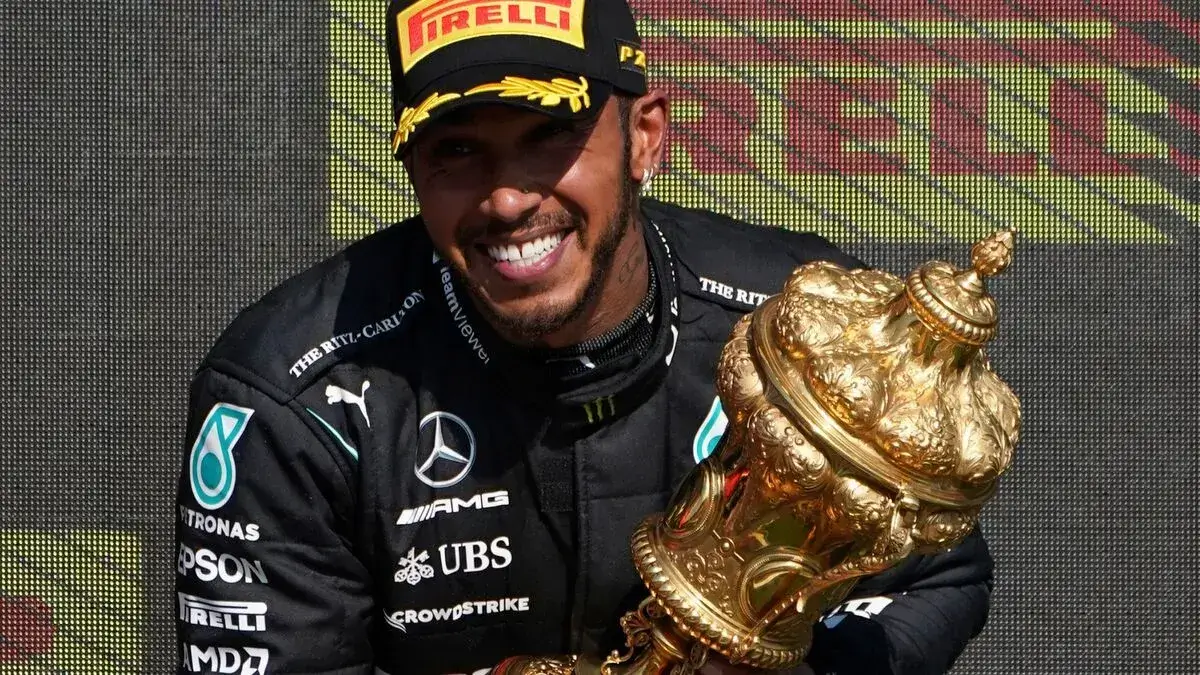 Who will replace Lewis Hamilton at Mercedes in 2025?